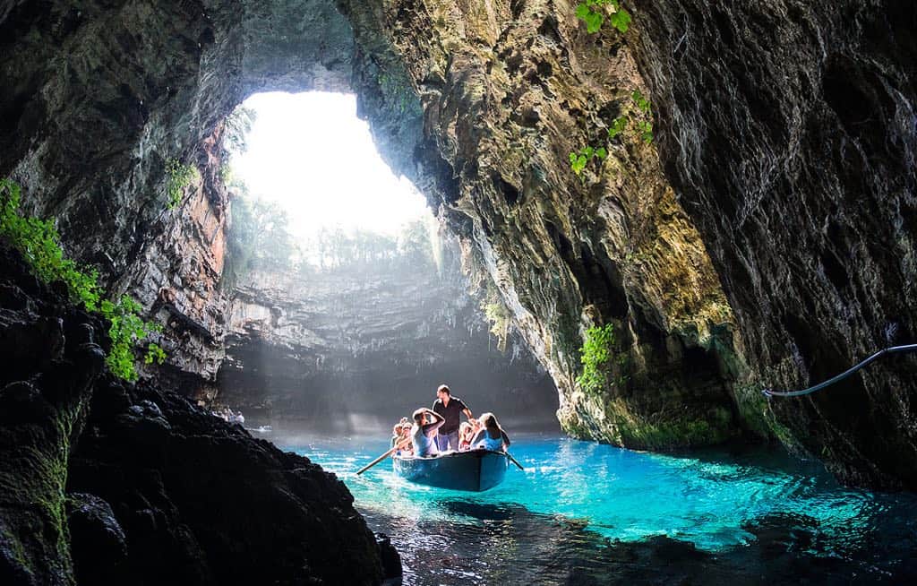 Grotta Melissani-Grecia Ionica in barca-vacanze vela Grecia